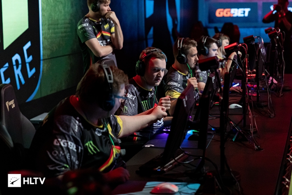 莱万完成了 莱万完成了